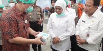 Pastikan Stok Mencukupi, Gubernur Jatim Khofifah Kunjungi Pabrik Masker di Jombang