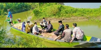 Susuri Rawa, Kakankemenag Tuban Salurkan Sembako ke Sekolah Terpencil Pakai Sampan