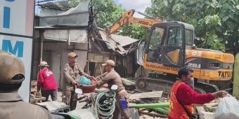 Cegah Banjir, Satpol PP Gresik Tertibkan 43 Bangunan Liar di Sempadan Saluran Driyorejo