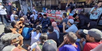 Bupati dan Wabup Tuban Rembuk dengan Pedagang di Pantai Boom, Ajak Buat Jadwal Berdagang