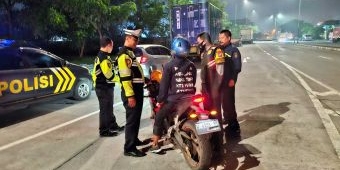 Cegah Kejahatan dan Balap Liar, Polsek Balongbendo Gelar Patroli Blue Light