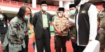 Gubernur Khofifah Tinjau Vaksinasi Difabel dan SDM Kesehatan di Unisma dan UMM