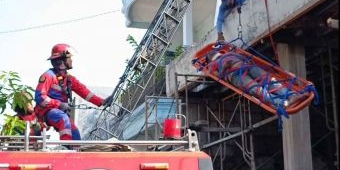 Pekerja Bangunan Pingsan, DPKP Surabaya Lakukan Evakuasi Dramatis