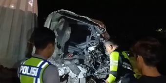 Diduga Sopir Kurang Konsentrasi, Truk Boks Tabrak Tronton yang Sedang Berhenti Darurat di Lamongan