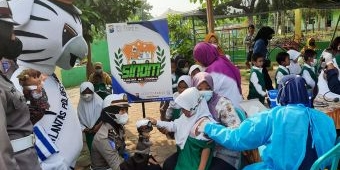 Pakai Badut dan Boneka, Cara Satlantas Polres Tuban Alihkan Perhatian Anak saat Divaksin