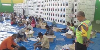 Segini Tarif Emak-emak Pelipat Kertas Suara di Jombang