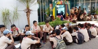 Tunggu Pencairan PIP, Puluhan Siswa SMKN 1 Singgahan Terlantar di BNI Tuban