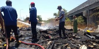 Bangunan Semi Permanen di Bawah Tol Kedungturi Sidoarjo Ludes Terbakar