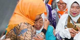 Lepas Kloter Pertama Jemaah Haji, Gubernur Khofifah Titip Doa untuk Jatim dan Indonesia