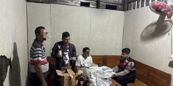 Puluhan Arak Bali serta Miras Jenis Lain Diamankan Polres Lamongan saat Razia Kafe dan Warung
