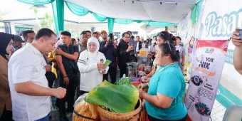 Ratusan Emak-Emak di Benowo Surabaya Borong Sembako dalam Program Pasar Murah Gubernur Jatim