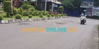 Tak Kunjung Diperbaiki Sejak 2024, Ruas Jalan yang Rusak di Gresik Jadi Sorotan