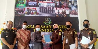 Usai Disita, 55 Bundel Berkas Barang Bukti Dikembalikan Kejari Trenggalek ke Pemdes Pandean