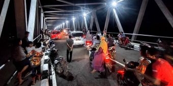 Usai Diresmikan Gubernur Jatim, Ratusan Warga Padati Jembatan TBT Hingga Larut Malam