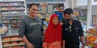 Anggota DPRD Elyas Beri Bantuan ke Lansia Penjual Kopi di Gempol Pasuruan