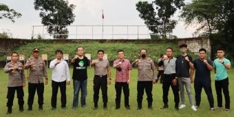 Tingkatkan Kemampuan Pesonel, Kapolres Mojokerto Kota Latihan Menembak Bersama Pejabat Utama