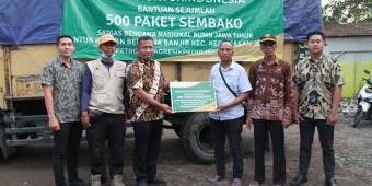 Petrokimia Gresik Bantu Korban Banjir Cermen 500 Paket Sembako