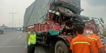 Rem Blong, Truk Fuso Seruduk Dump Truk di Tol Dupak Surabaya, 1 Penumpang Meninggal Dunia