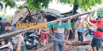 Puting Beliung di Duduksampeyan Gresik, Pohon Tumbang Timpa 2 Tukang Ojek, Sejumlah Rumah Rusak