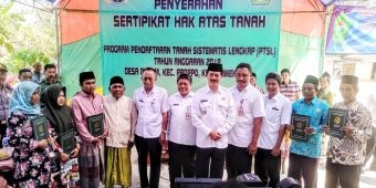 Pj Bupati Pamekasan Serahkan 500 Sertifikat Program PTSL