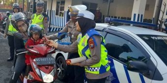 Operasi Patuh Semeru 2024, Polres Kediri Kota Bagikan Coklat ke Pengguna Jalan