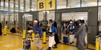 10-060-jamaah-umrah-tiba-di-tanah-air-kjri-jeddah-berikan-pendampingan-intensif