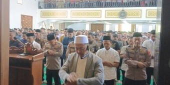 Polda Jatim Gelar Salat Gaib untuk Korban Ojol yang Dilindas Rantis Brimob
