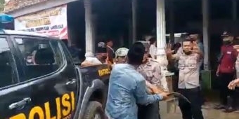 Ricuh! Puluhan Warga Panagguan Pamekasan Obrak-abrik dan Bawa Celurit di Balai Desa