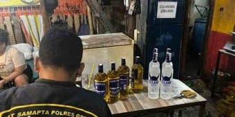 Gerebek Warung Pangku di Gresik, Polisi Amankan 106 Miras dari Berbagai Jenis