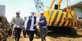 Tinjau Proyek Spillway Sungai Tanggul, Khofifah Targetkan 1.046 Ha Sawah di Jember Kembali Terairi