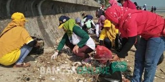 Peringati Hari Peduli Sampah Nasional, Mahasiswa Unirow Bersih-bersih Pantai