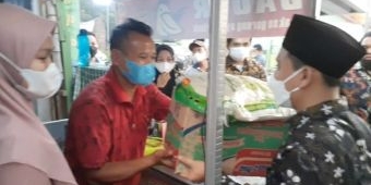 Penjual Tahu Walik Kaget Diberi Sembako Direktur ASC Foundation Gus Barra