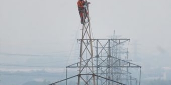 Jaga Keandalan di Musim Hujan, PLN Lakukan Preventive Maintenance pada Jaringan SUTT