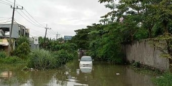 Damkarla Gresik Evakuasi Mobil Terjebak Banjir di Driyorejo