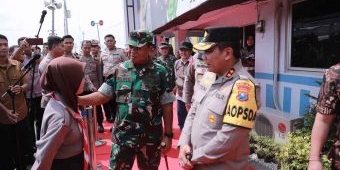 Pantau Arus Mudik, Kapolda Jatim dan Pangdam V/Brawijaya Kunjungi Pos Pelayanan Lebaran di Kediri