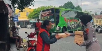Polwan Polres Pasuruan Tebar Kebaikan di Jum’at Berkah, 100 Nasi Kotak Dibagikan untuk Warga Bangil