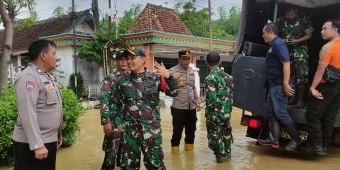Warga Enggan Dievakuasi, Dandim Tuban Siagakan Prajurit TNI Bantu Warga Terdampak Banjir