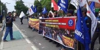 Buruh Jombang Demo Tuntut Kenaikan Upah Sebesar 25 Persen