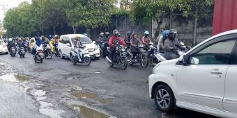 Tak Kunjung Diperbaiki, Kerusakan Jalan Mayjend Sungkono Gresik Dikeluhkan Masyarakat