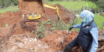 Korban 21 Orang, Gubernur Khofifah Turun ke Lokasi, Beri Bantuan Korban Longsor Nganjuk