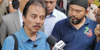 diperiksa-polisi-atas-tudingan-ijazah-palsu-jokowi-roy-suryo-kritik-penggunaan-uu-ite
