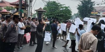 Demo Pleno Rekapitulasi Suara, Puluhan Massa Tuding Ketua KPU Bangkalan Tim Sukses Salah Satu Caleg