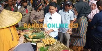Berbaur Bersama Ribuan Pengunjung Pasar Keramat, Wakil Bupati Mojokerto Cicipi Jajanan Tempo Dulu