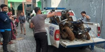 Polisi Evakuasi Motor Mahasiswa Unesa Korban Banjir dan Tanah Longsor di Malang