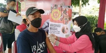 Dinkes Kediri dan Binda Jatim Gelar Vaksinasi Gratis di Kawasan Wisata Simpang Lima Gumul