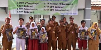 Siswa dan Guru Terdampak Banjir di Sidoarjo Terima Bantuan 1.000 Sepatu Boots