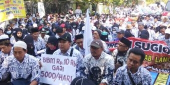 Ratusan GTT dan PTT Lamongan Demo Tuntut Kesejahteraan 