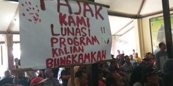 Gregetan PTSL Tak Ditantadangani, Warga Geruduk Kantor Desa Jiwut Blitar 