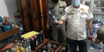 Kelabuhi Petugas, Pelaku Simpan Puluhan Botol Miras di Bawah Kasur