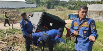 Damkar Gresik Evakuasi Pikap Terperosok di Sekarkurung